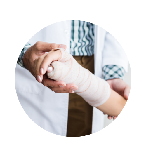 doctor splinting broken wrist